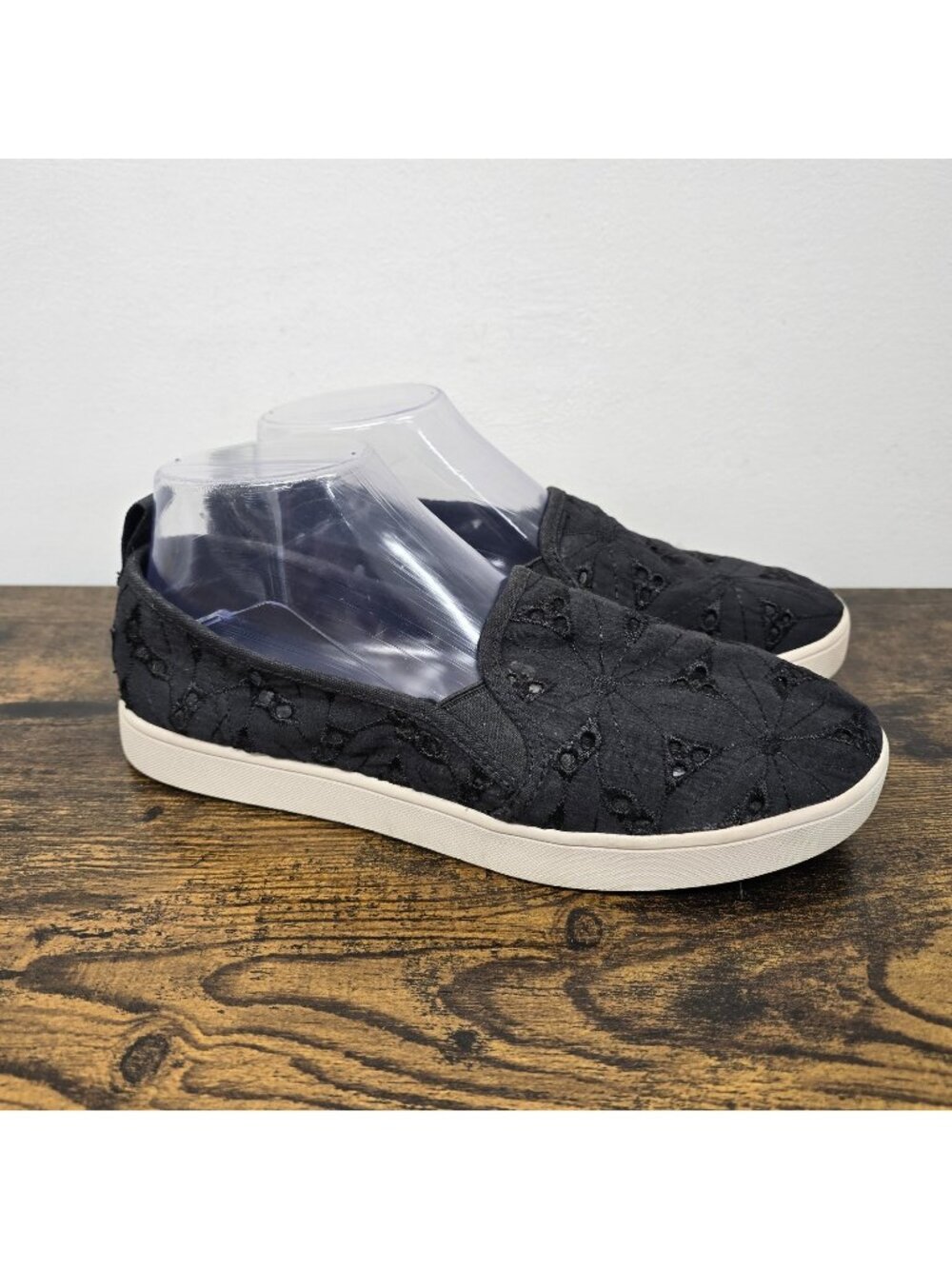 Koolaburra by UGG Amiah Slip On Sneakers Size 8 Floral Eyelet Cutout Black